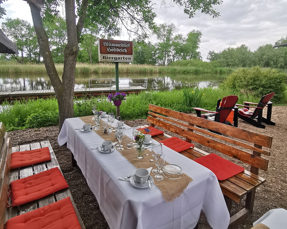 Gäste genießen den Biergarten